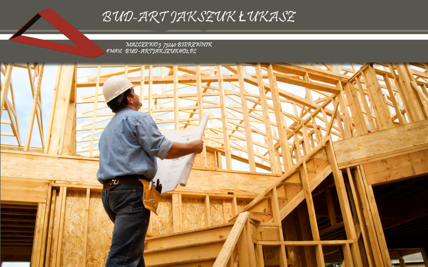 Budowa domu szkieletowego: mężczyzna w kasku i z planami na tle konstrukcji drewnianej, widoczny pas z narzędziami.